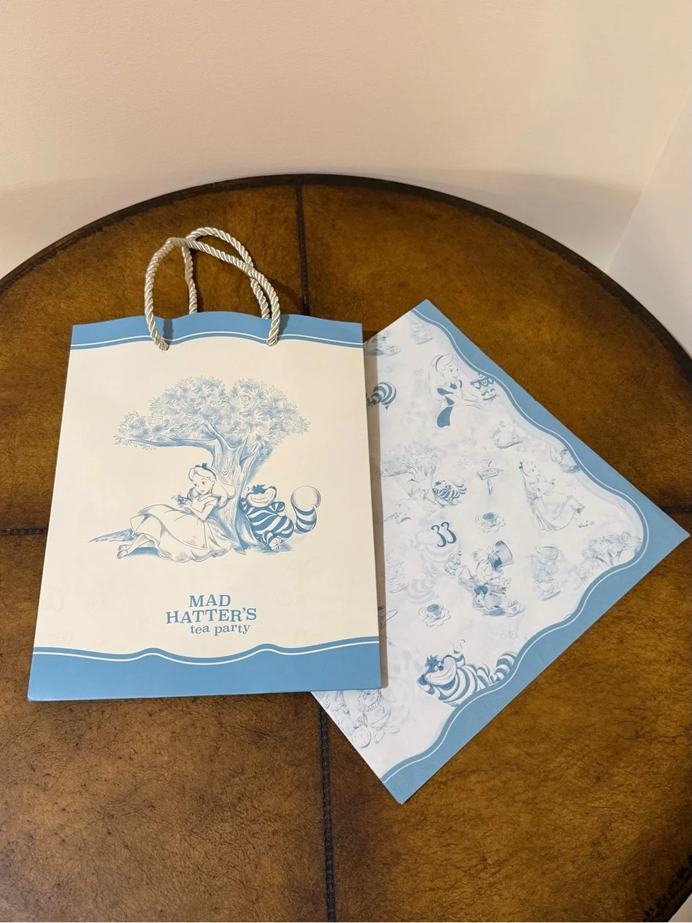 New Disneyland Club 33 Alice In Wonderland Medium Size Gift Bag & Paper Set